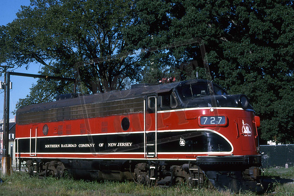 727  SRNJ727 F7A  SOUTHERN RAILWAY OF NEW JERSEY In RI scheme. Salem, NJ. 22-08-95 Bob Wilt