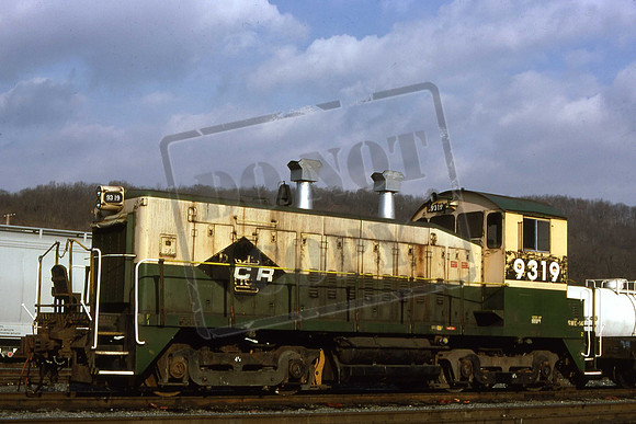 9319 CON9319 SW1200 CONRAIL (In Reading Paint) Allentown, PA. 13-12-80 Bob Wilt