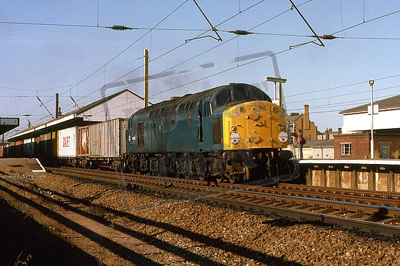 40002 (Cat No UN40002) Warrington Bank Quay 29-10-1982 4D59 Trafford Park - Holyhead liner.