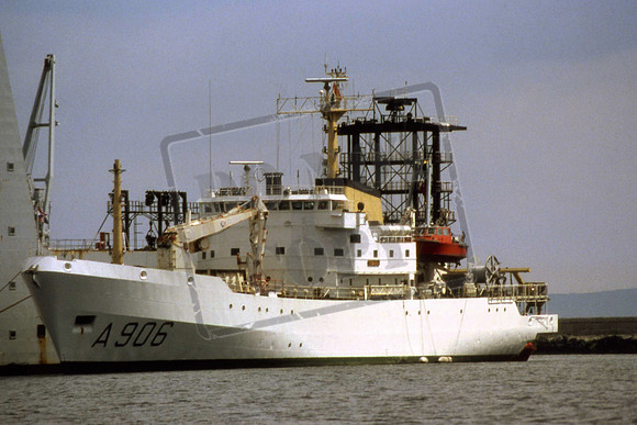 A906 TYDEMAN HNLMS (Dutch) oceanographic Research Vessel.
