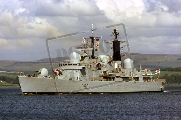 D90 HMS SOUTHAMPTON Off Port Glasgow 02-06-03