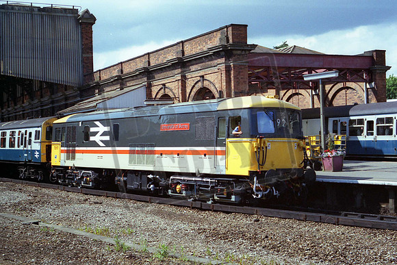 73117 UNIVERSITY OF SURREY (Cat No MSP73117) 11-07-1987 Mike Spencer 051