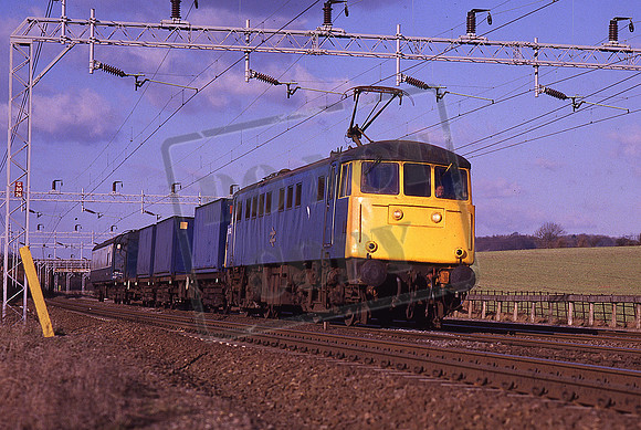 81006 (Cat No KMM81006) Tring Summit 24-01-1986 On an up Bullion train. Ken Moseley C0011