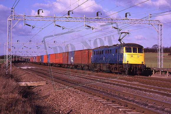 81010 (Cat No KMM81010) Tring Summit 24-01-1986 06.20 Holyhead Container Terminal - Stratford Freightliner Terminal 4E86 Ken Moseley C0010