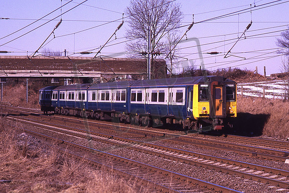 317333 (Cat No KMM317333) Near Ayres End 2C49 13.20 Bedford - St Pancras 27-02-1986 Ken Moseley C0051