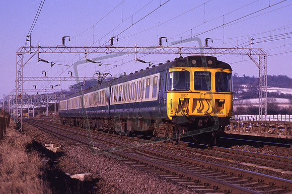 310069 (Cat No KMM310069) Tring 2A28 14.25 Milton Keynes - Euston 26-02-1986 Ken Moseley C0046