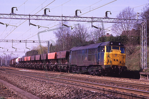 31124 Cat No KMM31124) Hunton Bridge 6A74 14.54 Wolverton Carriage Siding - Willesden B 01-05-1986 Ken Moseley C0107