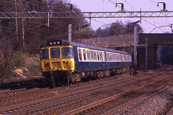 310078 (Cat No KMM310078) Hunton Bridge 2G01 16.02 Euston - Birmingham New Street 01-05-1986 Ken Moseley C0108