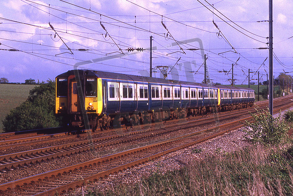 317304 (Cat No KMM317304) Near Ayres End 2H71 17.13 Moorgate - Luton 21-05-1986 Ken Moseley C0121