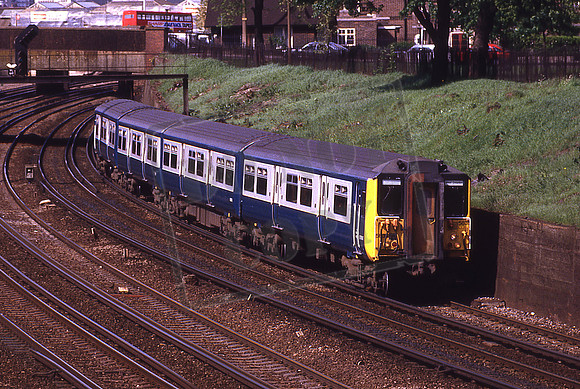 EMU5813 Clapham Junction Down Suburban 24-05-1986 Ken Moseley C0138
