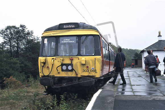 303086 (Cat No TTR1340)  Balloch Pier on the last day of services. 27-09-86 Ian Bartlett