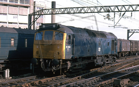 25204 (Cat No TTR1975)  Manchester Piccadilly 16-09-74