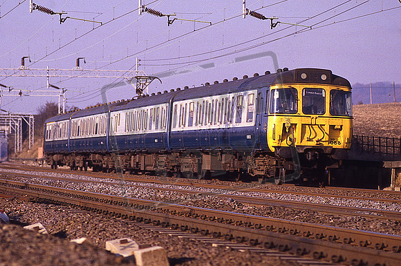 310088 (Cat No KMM310088) 13.25 Milton Keynes - Eustonn 1Ao6 Tring. 13-11-1985 Ken Moseley C0001