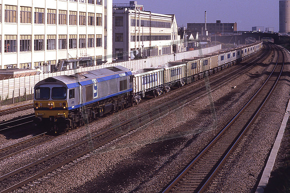 59004 YEOMAN CHALLENGER (Cat No KMM59004) 10.24 Purfleet - Merehead Quarry 6V29 Hayes 09-10-1986 Ken Moseley C0415
