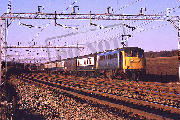 85034 (Cat No KMM85034) Up Vans. Tring 15-11-1986 Ken Moseley C0433