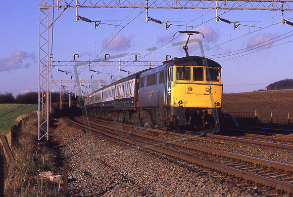 86102 ROBERT A RIDDLES (Cat No KMM86102) Up Inter-City. Tring 15-11-1986 Ken Moseley C0428