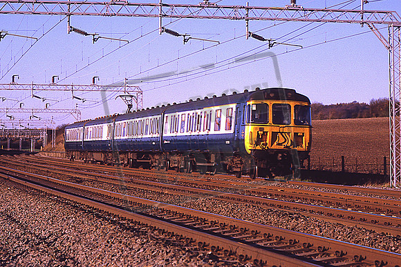 310074 (Cat No KMM310074) 14.01 Milton Keynes - Euston Tring 15-11-1986 Ken Moseley C0431
