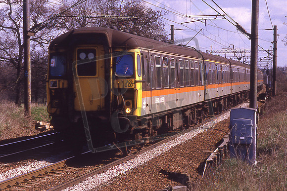 309607 (Cat No KMM309607) 10.40 Clacton - Liverpool Street Near Hatfield Peverill 10-04-1987 Ken Moseley