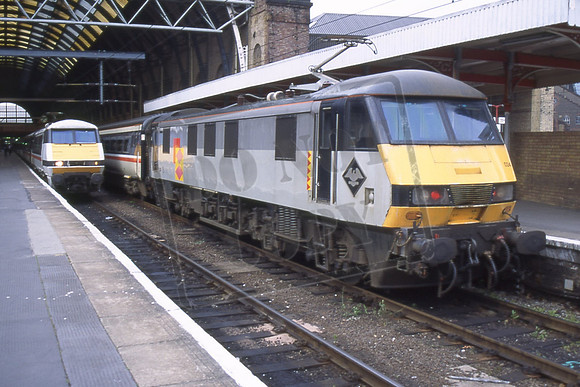 90024 (Cat No TTR2382) Kings Cross 03-05-95 Darren Ford