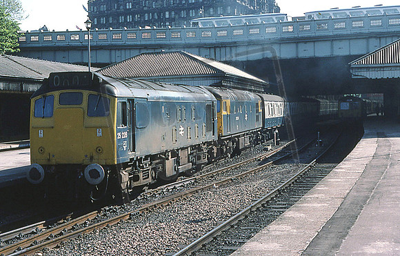 25228 & 26034 (Cat No UN25228) Edinburgh Waverley 1977