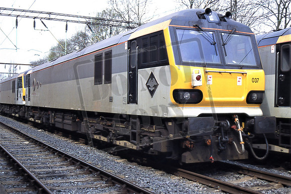 92037 SULLIVAN (Cat No TTR2575) Crewe Electric Depot 25-04-96 Darren Ford