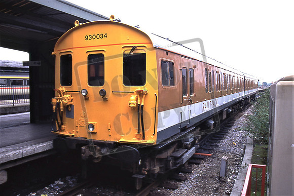 930034 (Cat No TTR2711) Platform 4B Reading. Sandite special from London 30-10-96 Darren Ford