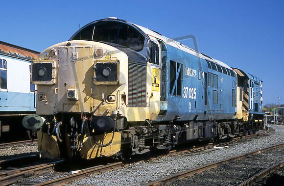 37025 (Cat No 214-15) Bo'ness 2001 Ross Aitken