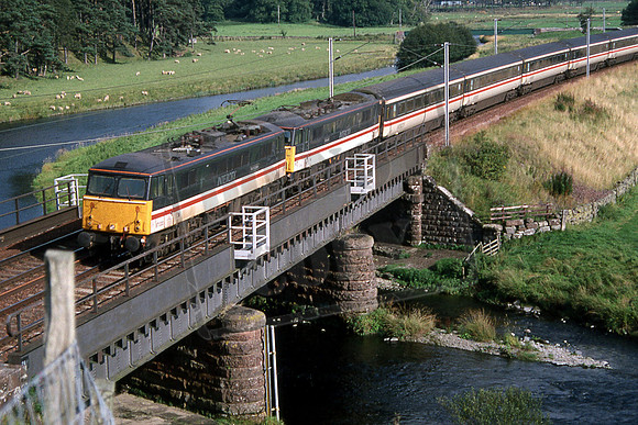 87020 (Cat No 214-34) Derek Cross bridge near Abington. Leading a failed 87. 1994 C E Brack.