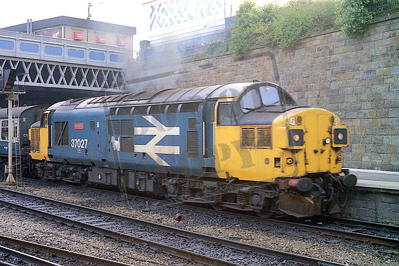 37027 LOCH EIL (Cat No MSP37027B) Glasgow Queen Street 20-09-1986 Mike Spencer 019