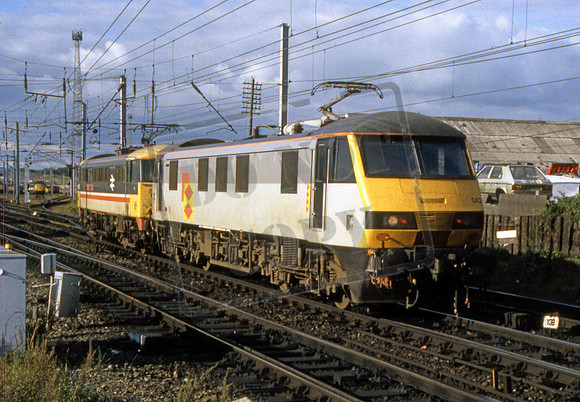 90042 & 86252 (Cat No 11-17) 86 Named LIVERPOOL DAILY POST. Mossend, Light Engine from Polmadie 12-09-90 Ian Ball