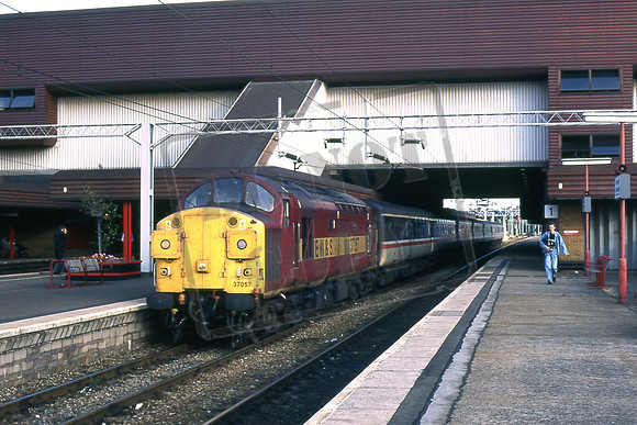 37057 VIKING (Cat No TTR3069) Birmingham International 18.47 to Manchester Piccadilly 12-08-98 Andy Flowers