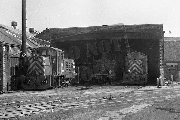 D2989 30069 (Cat No TTP2989B) Southampton Docks c1968