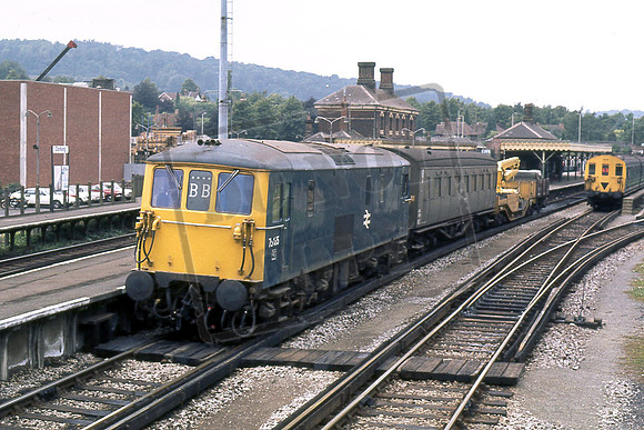 73135 (Cat No TTR1719) Dorking North on an engineers train 05-08-77 Colin Marsden