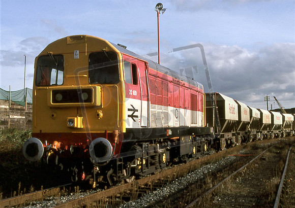 20169 (Cat No TTR1635) Neasden Freight Terminal on the Redlands train 12-10-93 Darren Ford