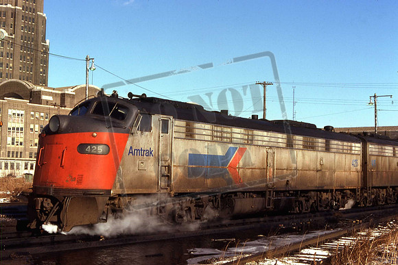 425 AMTRAK E8A BLUNT ARROW SCHEME AT BUFFALO NY. DEC 4TH 1977 MICHAEL A TEDESCO