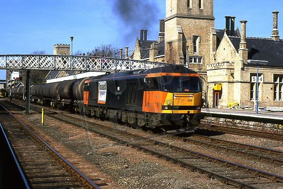 60008 GYPSUM QUEEN 2 (Cat No TTR2744) Lincoln on 6E82 Colwick - Lindsey tanks. 12-4-1997 Michael Hill