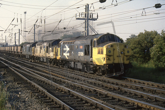 37026 IBL SHAPFELL & 37051 37010 MOSSEND YARD ON COAL FOR RAVENSCRAIG 18-7-1990 IAN BALL