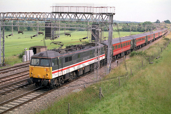 87017 MH NORTH OF LEIGHTON BUZZARD 08-07-1999 M HIGH