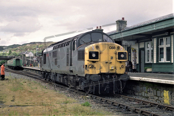37088 MH KYLE OF LOCHALSH JULY 1992 MARTIN HIGH