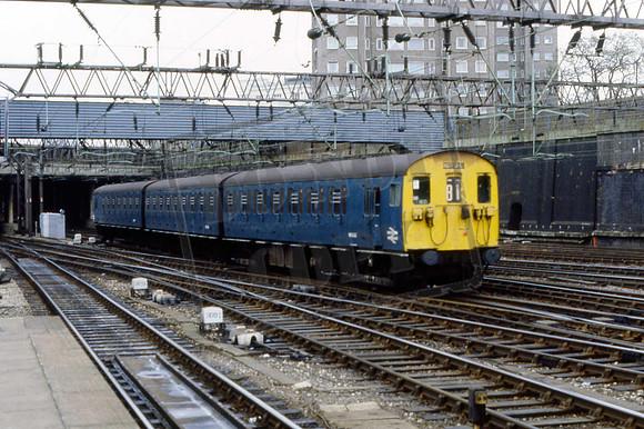 M61180 (Cat No EMUM61180) Class 501 EMU Euston 1982