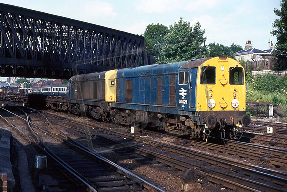 20025 20210 (Cat No KM20025) York Hoilgate Bridge @@@@