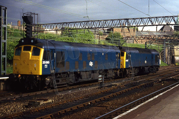 25060 & 25089 (Cat No UN25060) Light engines at Stockport 17-06-1981