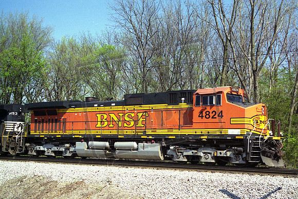 4824 BNSF GE C44-9W NEW HAVEN IN.APRIL 2006 TOM WILSON