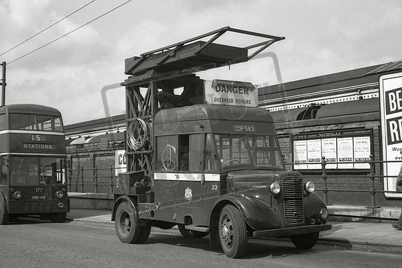 CDP583 (Cat No CDP583-B) Reading Corp' 33. Commer Superpoise Tower Wagon. Station Hill, Reading 10-04-1965