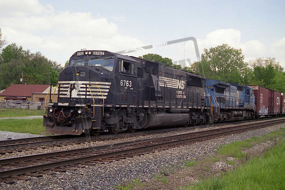 USA NS6763 & CON8397 SD60M & C40-8W FORT WAYNE IN. TOM WILSON