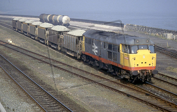 101-46 31285 (Cat no 101-46) Mostyn Docks. 7K11 Penmaenmawr-Crewe ballast 05-09-91 Ian Ball