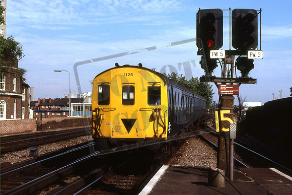 1125 (Cat No DEMU1125) Class 205 3H. Portsmouth Harbour 13-08-1981