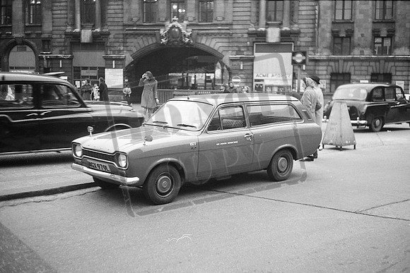 MGX979L (2) LONDON TRANSPORT FORD ESCORT 1817F VAN VICTORIA 29-12-1975