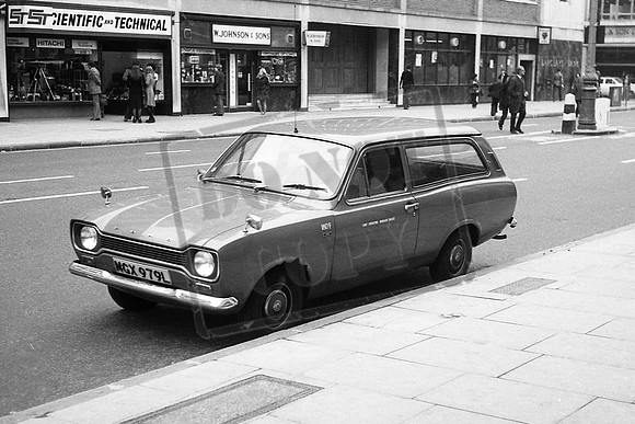MGX979L (1)  LONDON TRANSPORT 1817L ESCORT VAN EUSTON 19-4-1978