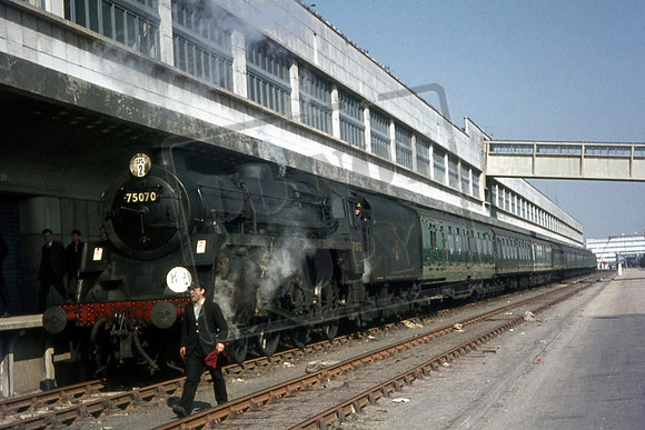 75070UNS SOUTHAMPTON DOCKS OCEAN LINER TERMINAL 1967